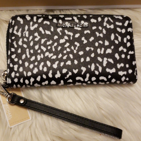 MK Jet Set Travel Leopard Leather Smartphone Wrist - Picture 2 of 8